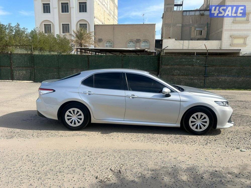 كامري 2020 صبغ الوكاله عدا قطعتين ماشي 150 ألف  شرط الفحص0