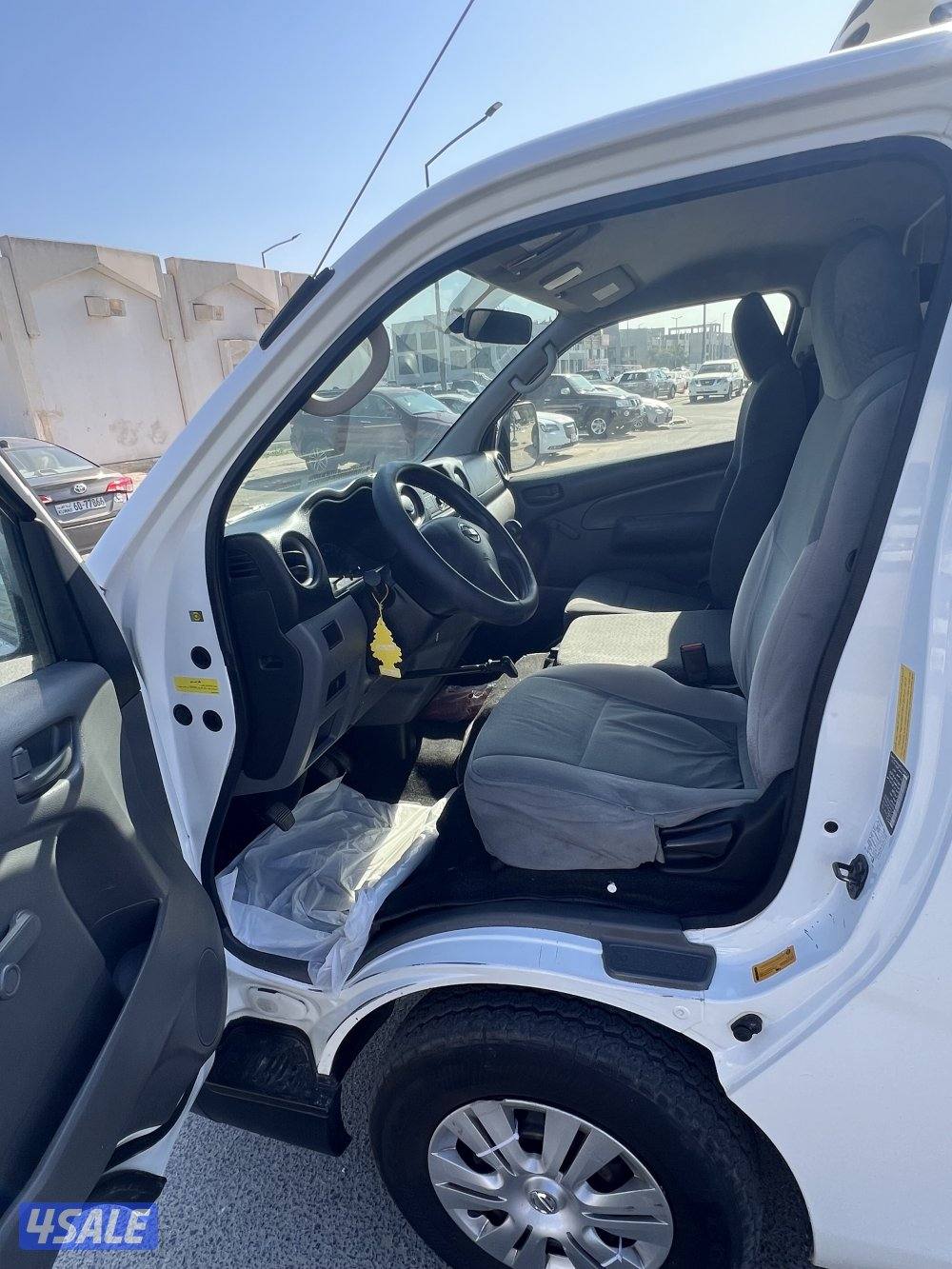 للبيع باص نيسان ثلاجه5