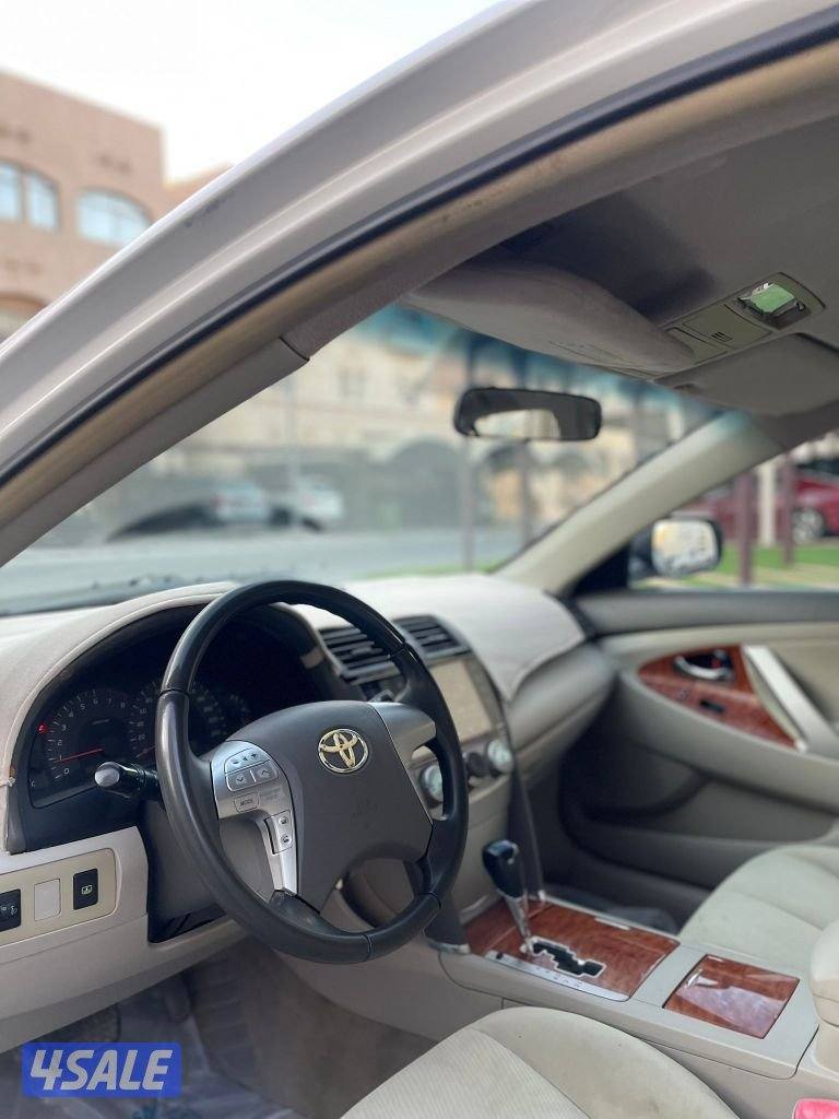 كامري بحالة جداً نظيفة glx3