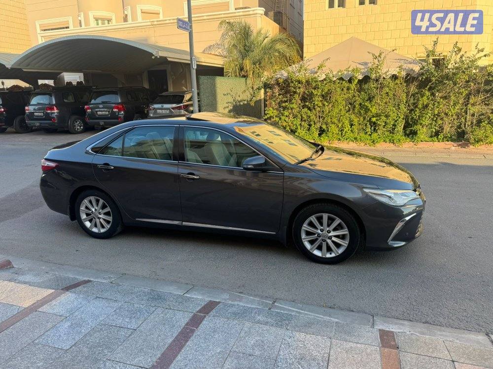 كامري 2017 بحاله نادره ماشي 81 الف سيرفس وكالهGLX فل اوبشن2