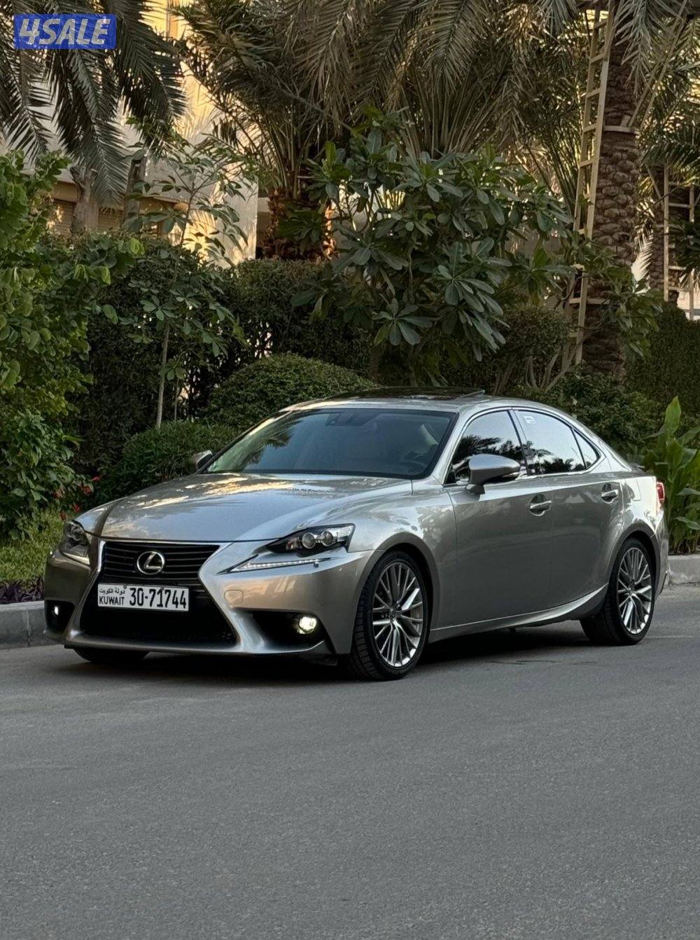 للبيع لكزس is250 موديل 2015 ماشي 1532