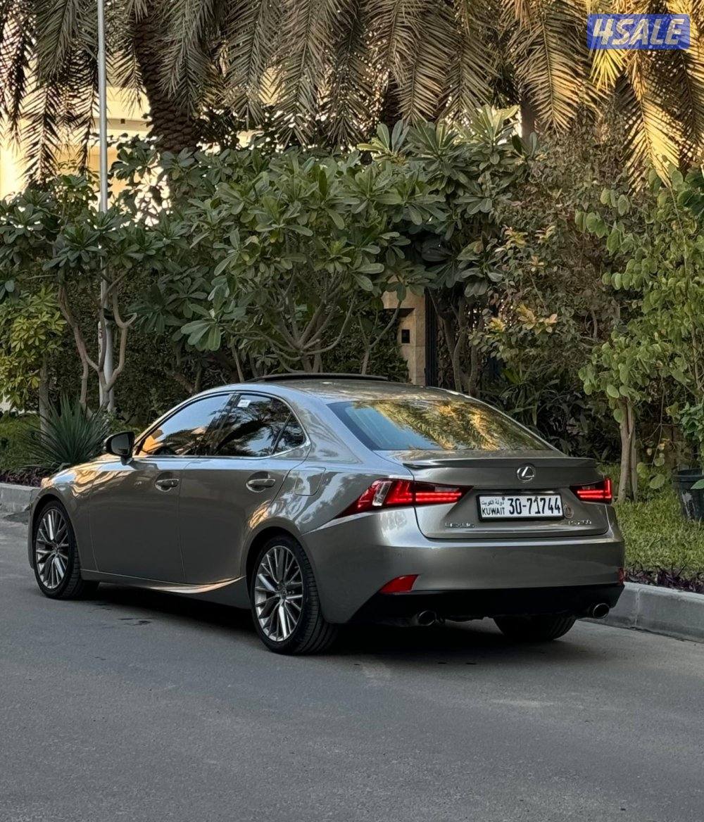 للبيع لكزس is250 موديل 2015 ماشي 1533