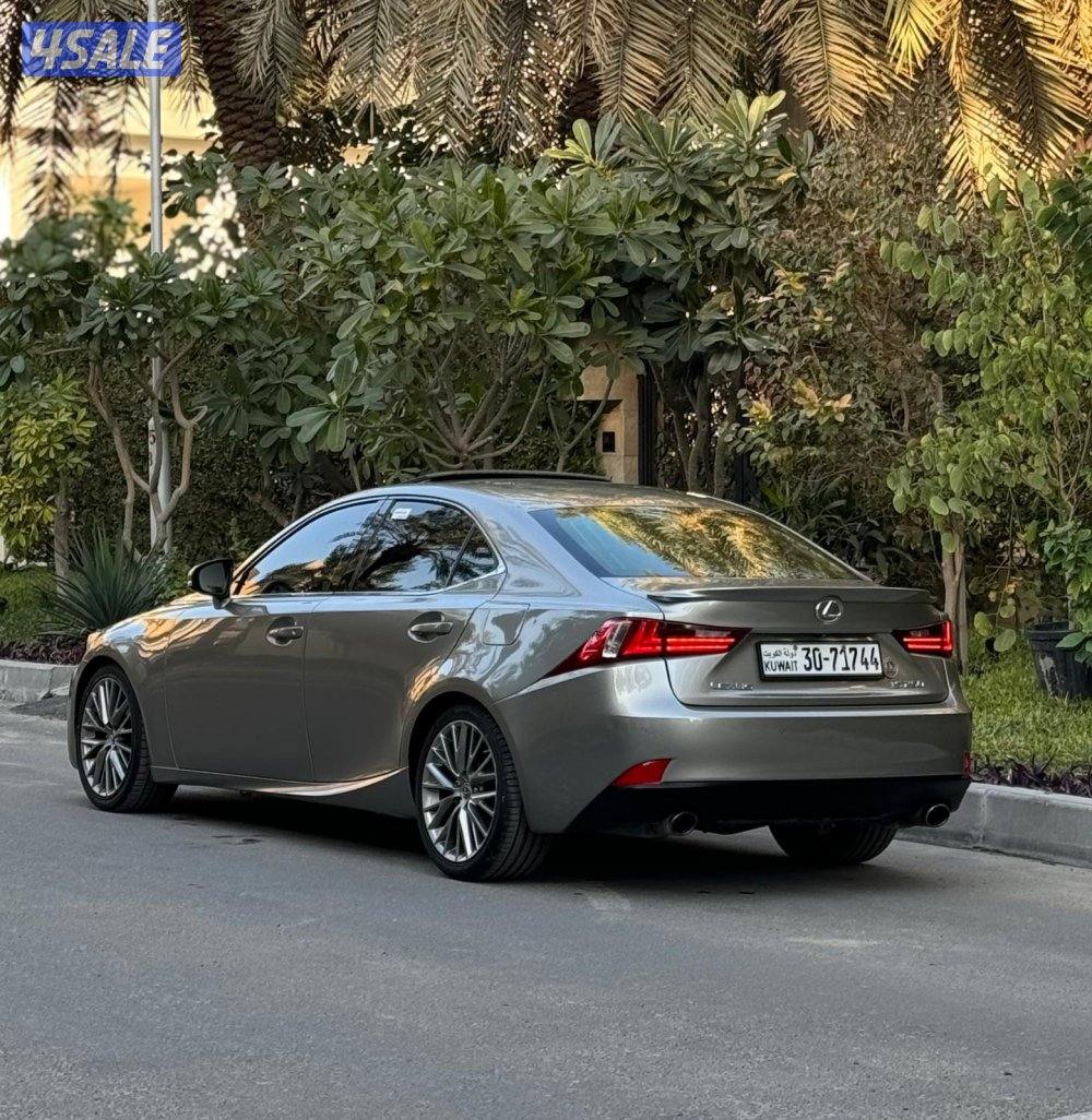 للبيع لكزس is250 موديل 2015 ماشي 1534