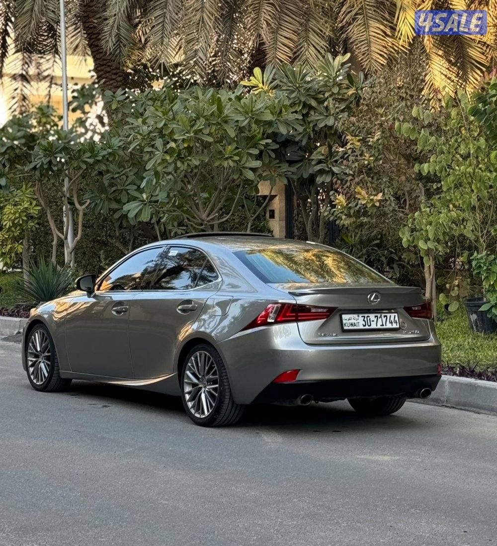 للبيع لكزس is250 موديل 2015 ماشي 1535