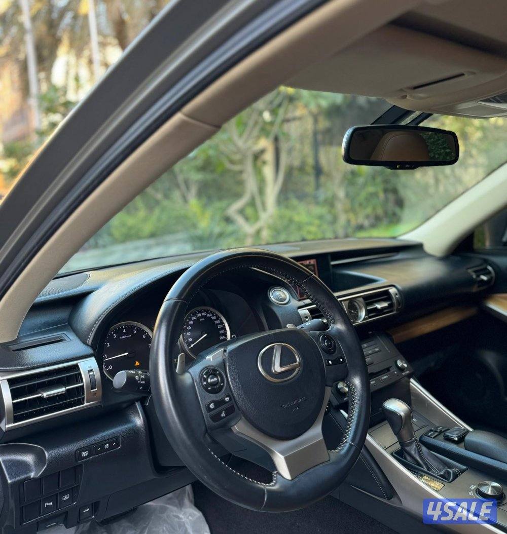 للبيع لكزس is250 موديل 2015 ماشي 1536