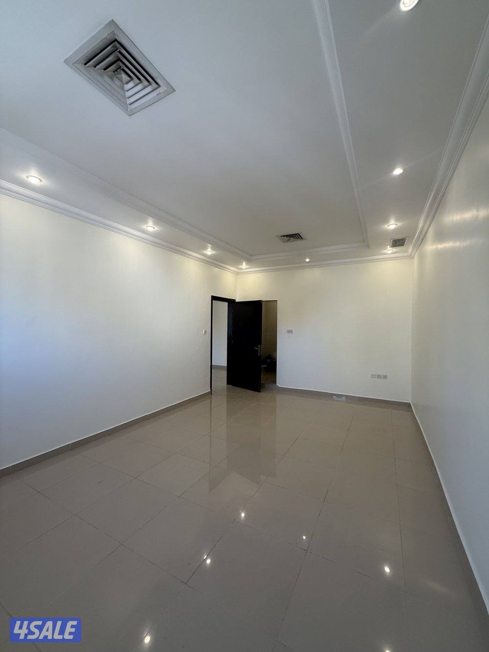 للإيجار شقة كبيرة وشرحة باشبيلية ق4 مدخل ومخرج سهل من شارع بن القاسم1