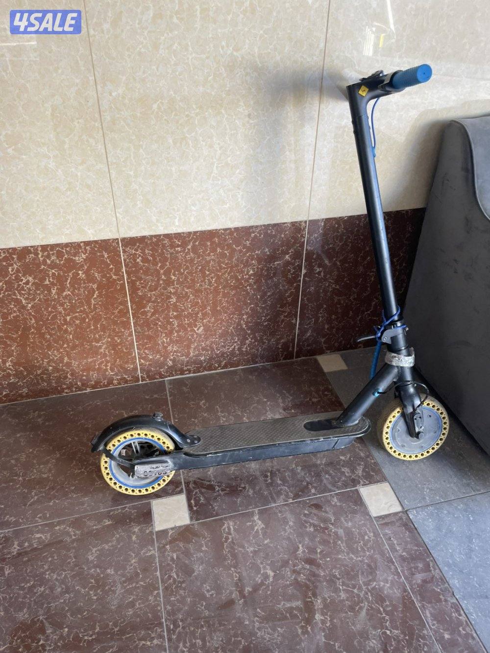 سكوتر كهربائي. نضيف جدا. قابل للتفاوض. حق الصامل0