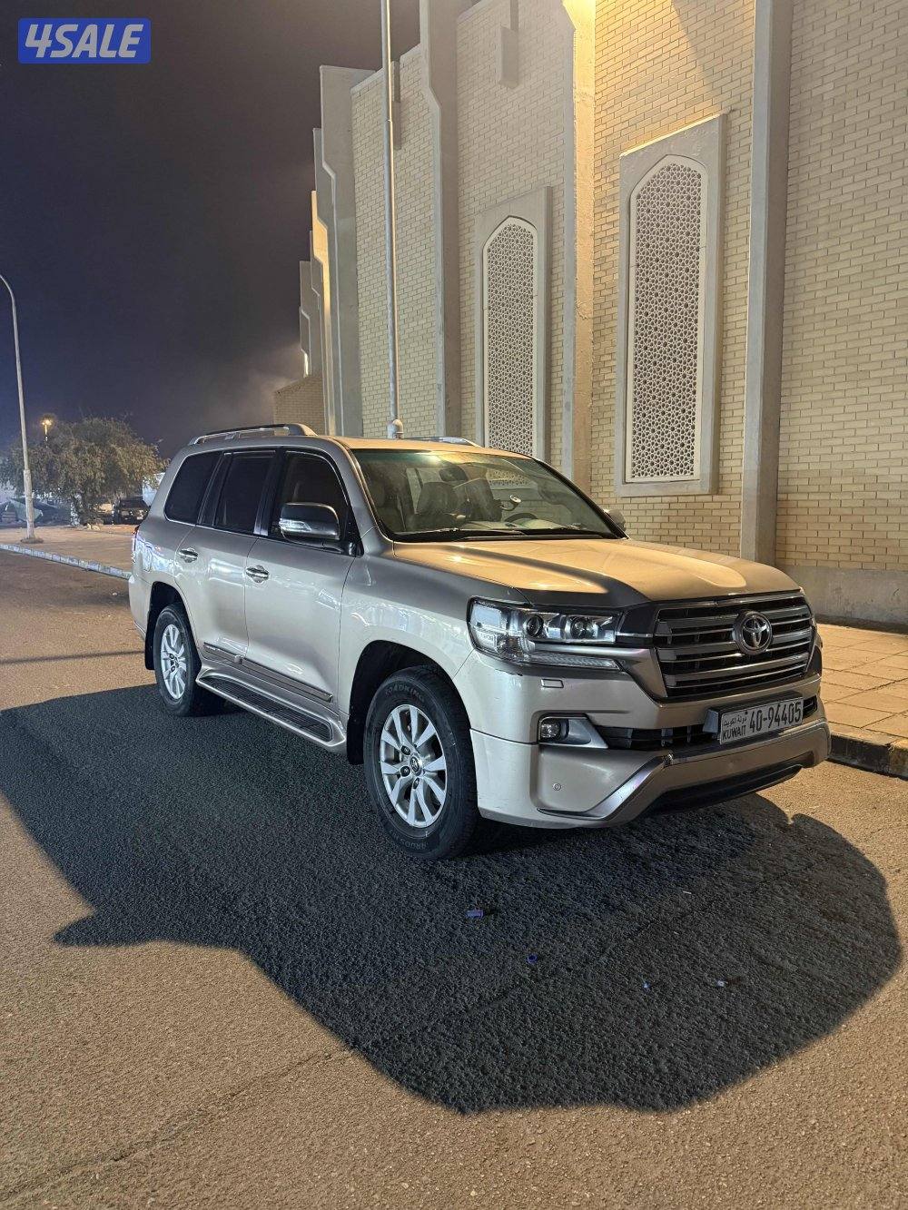 للبيع لاند كروزر ذهبي ٢٠١٧0