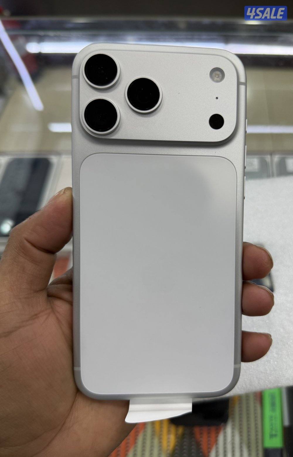 iPhone 17 max 1tb silver color not used just open box available to Sal0