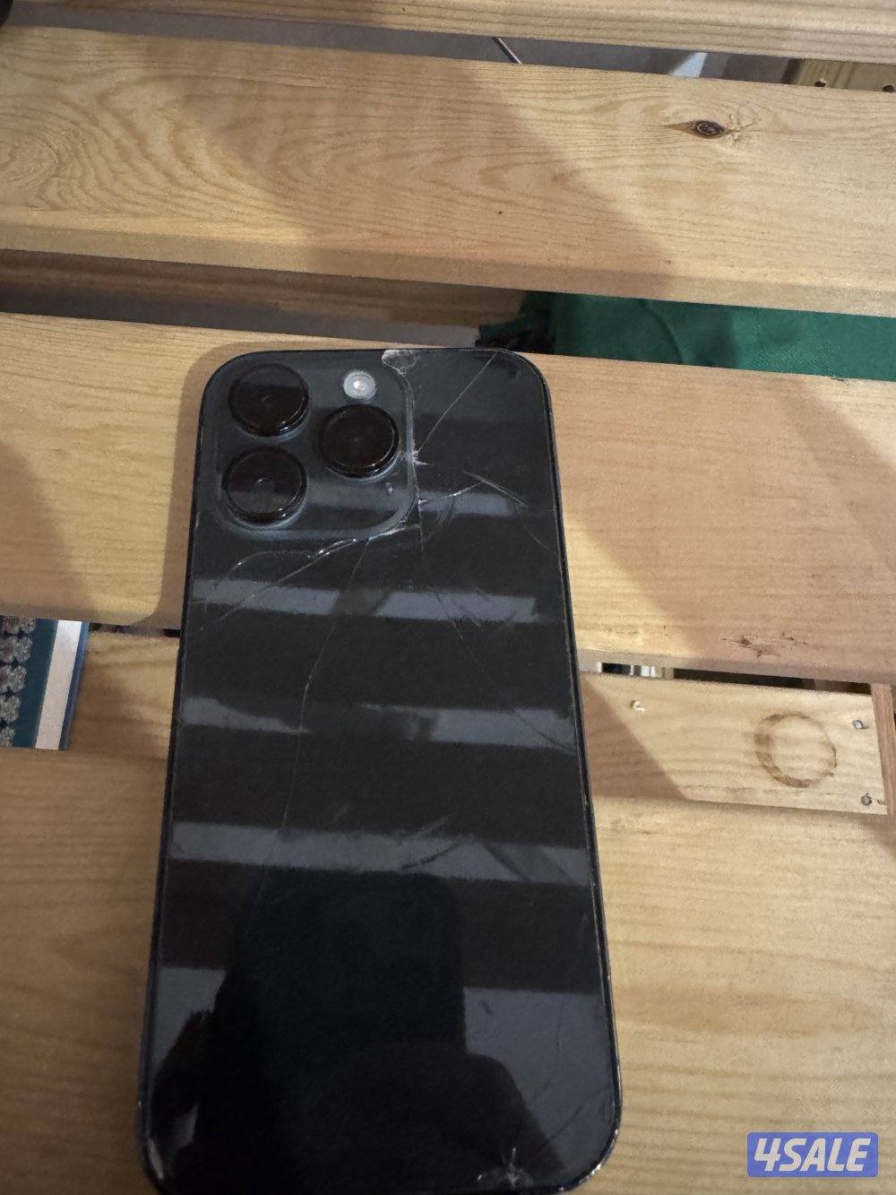 Iphone 14 pro ١٢٨ قيقا شبه جديد قابل المساومه  لون اسود1