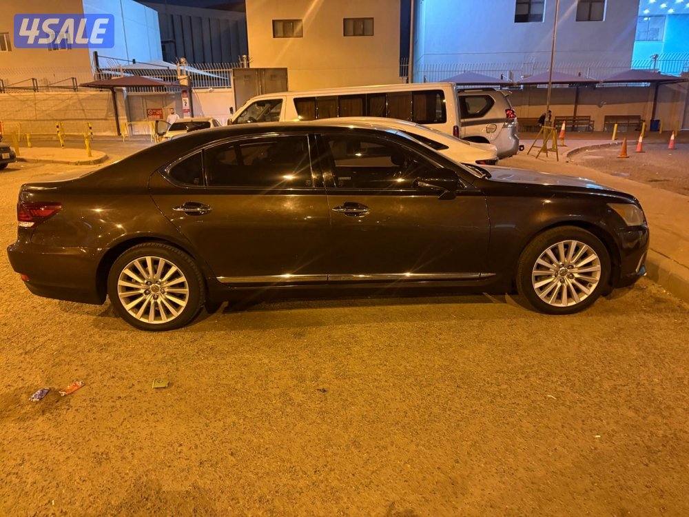 لكزس LS460 موديل 2016 ماشي 220 الف كيلو الساير كامل المواصفات4