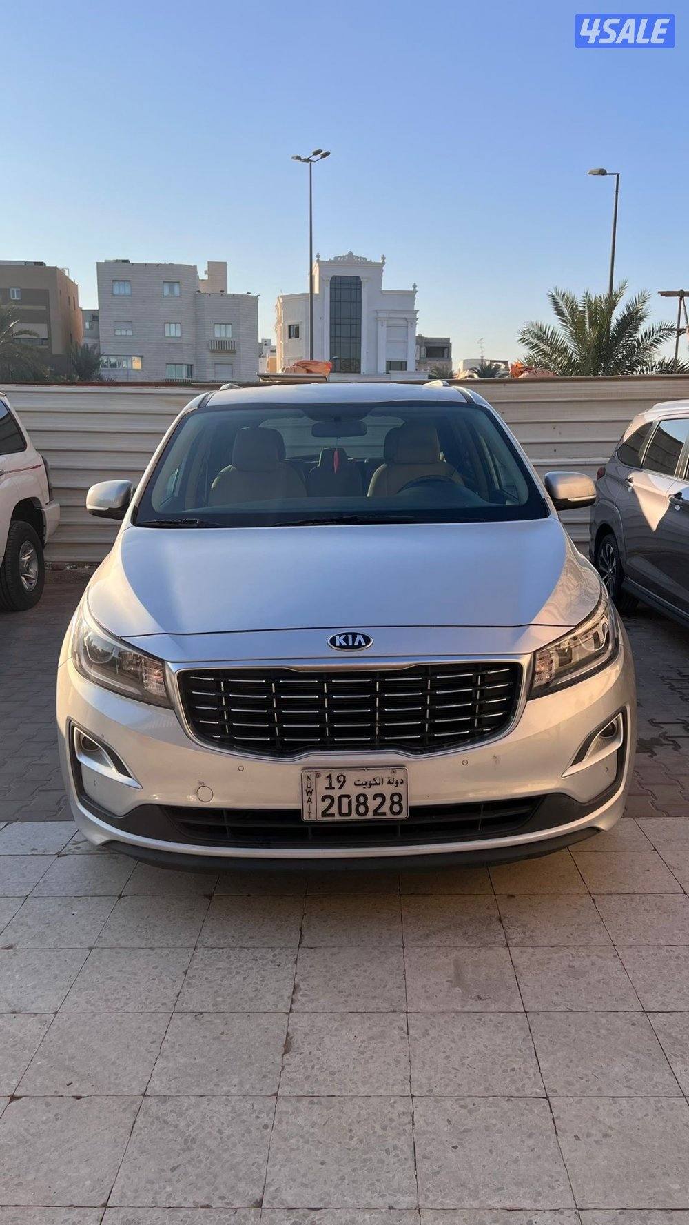 ممشى ١٣٥ الف كامل المواصفات اللون سلفر من داخل بيج0