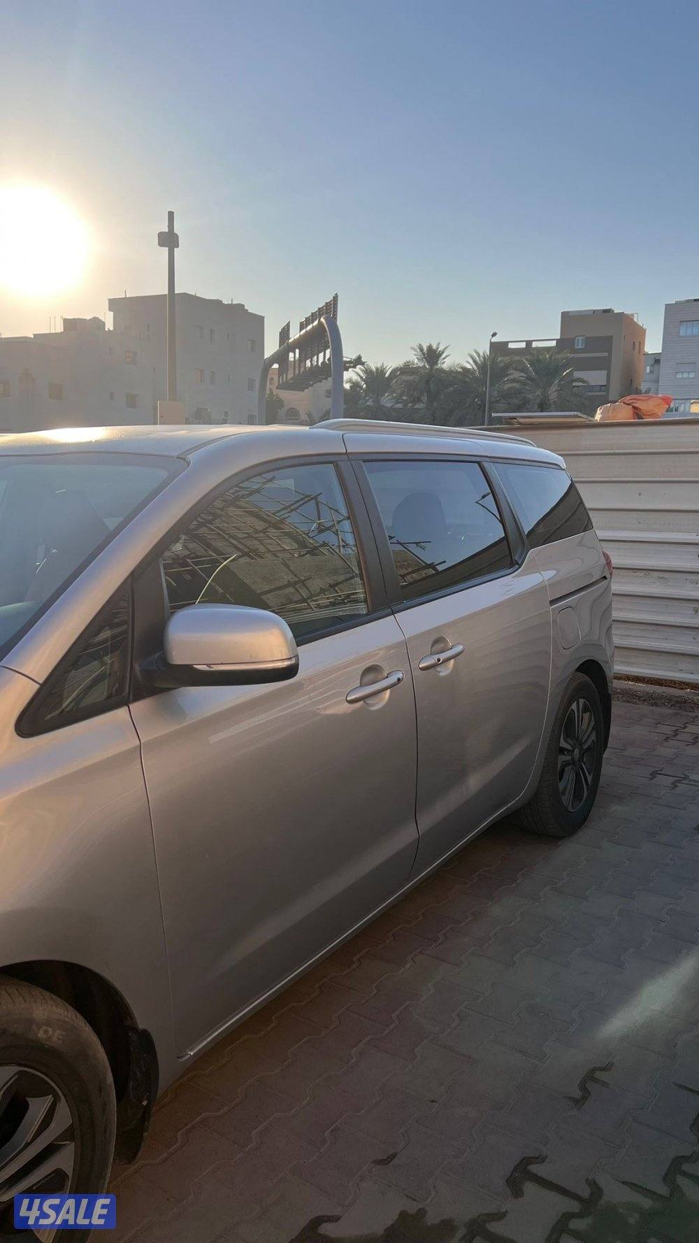 ممشى ١٣٥ الف كامل المواصفات اللون سلفر من داخل بيج1