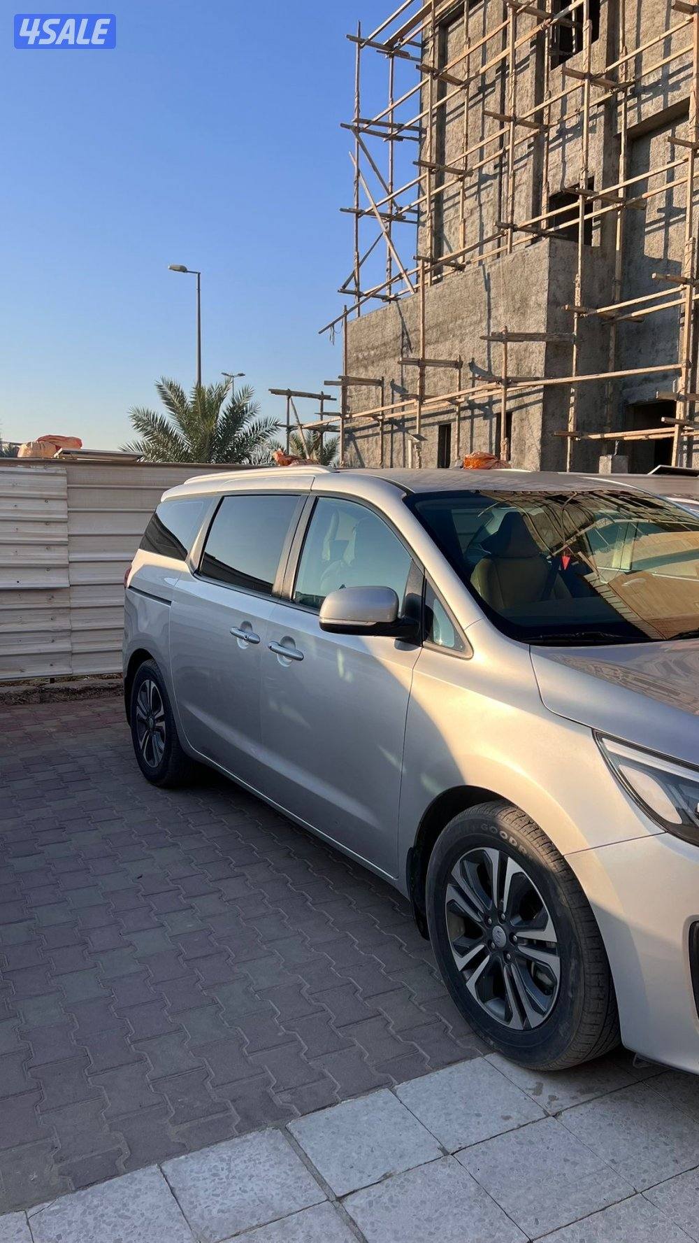 ممشى ١٣٥ الف كامل المواصفات اللون سلفر من داخل بيج3