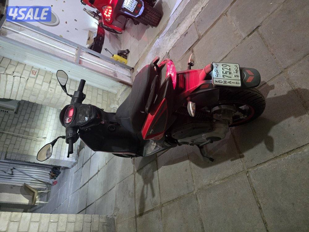 سكوتر ابريليا ١٢٥ cc موديل ٢٠٢٢ ماشي ألف كيلو فقط معاه جنطه وخوذه ودس3