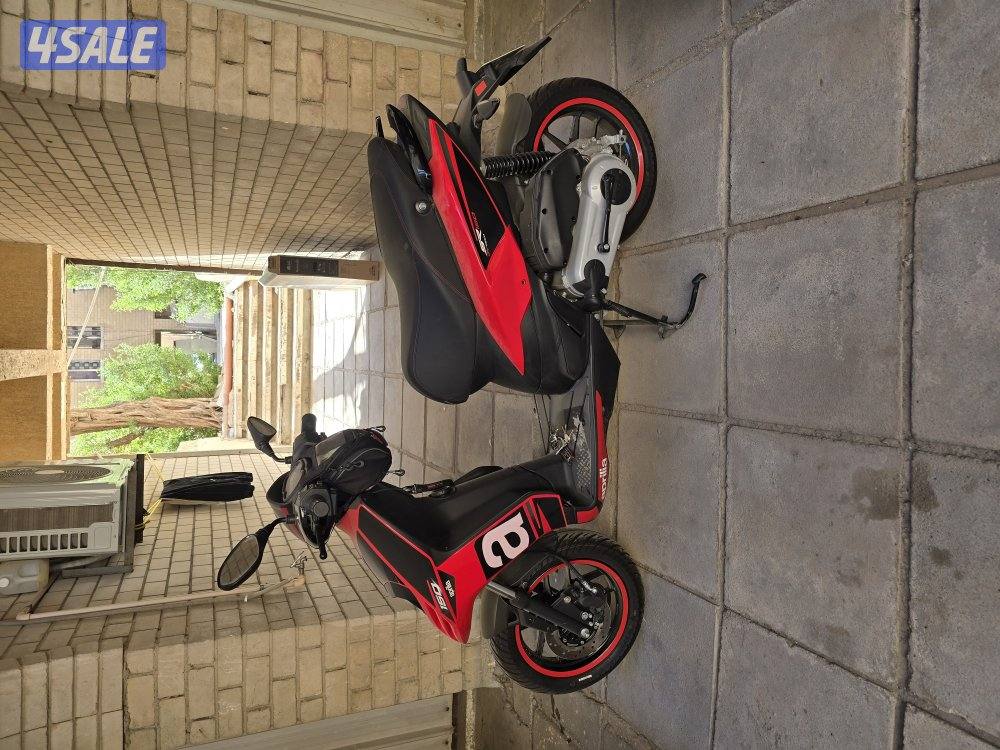 سكوتر ابريليا ١٢٥ cc موديل ٢٠٢٢ ماشي ألف كيلو فقط معاه جنطه وخوذه ودس5