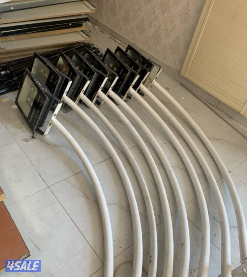 للبيع كشافات مع قواعدها قويه العدد 8 يوجد فيديوا0