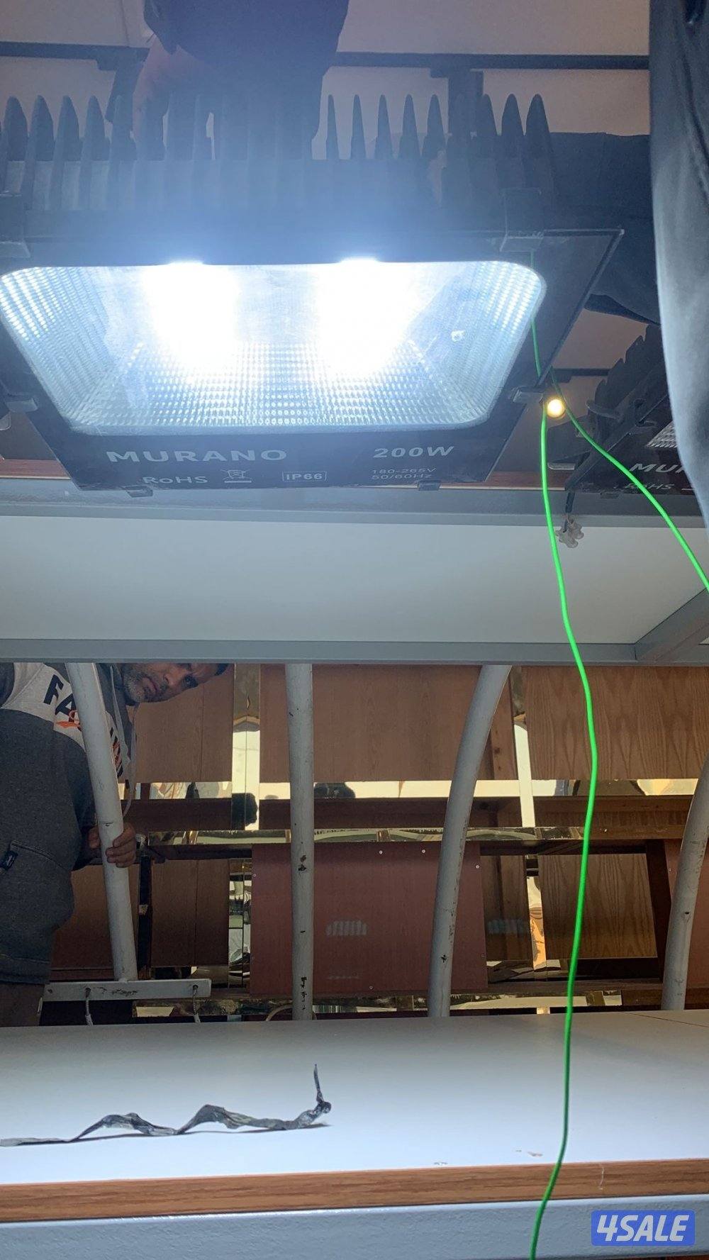 للبيع كشافات مع قواعدها قويه العدد 8 يوجد فيديوا1