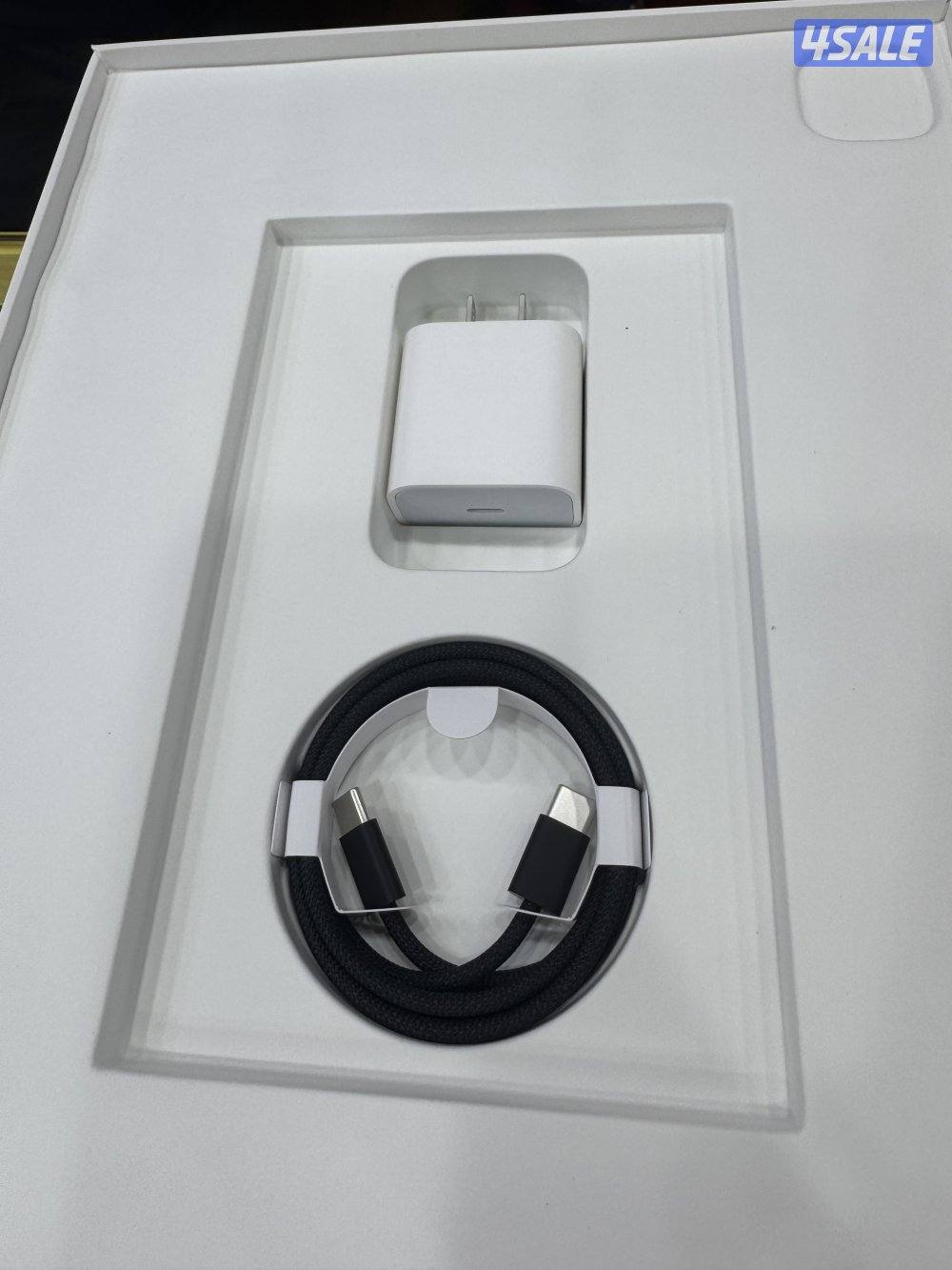 Ipad M4 new with all accessories 1 TB wifi1