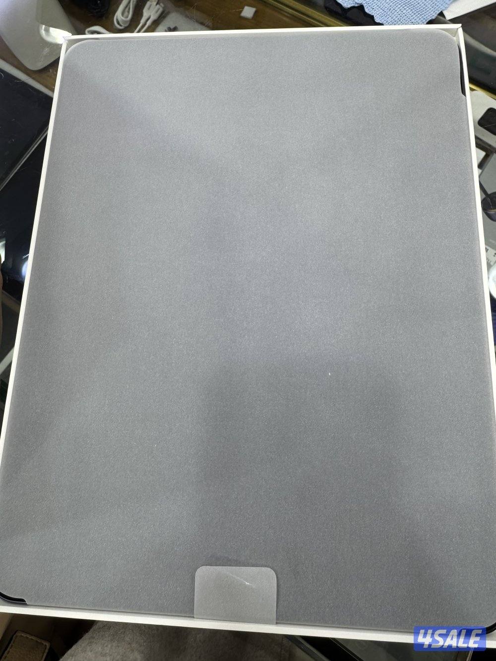 Ipad M4 new with all accessories 1 TB wifi3