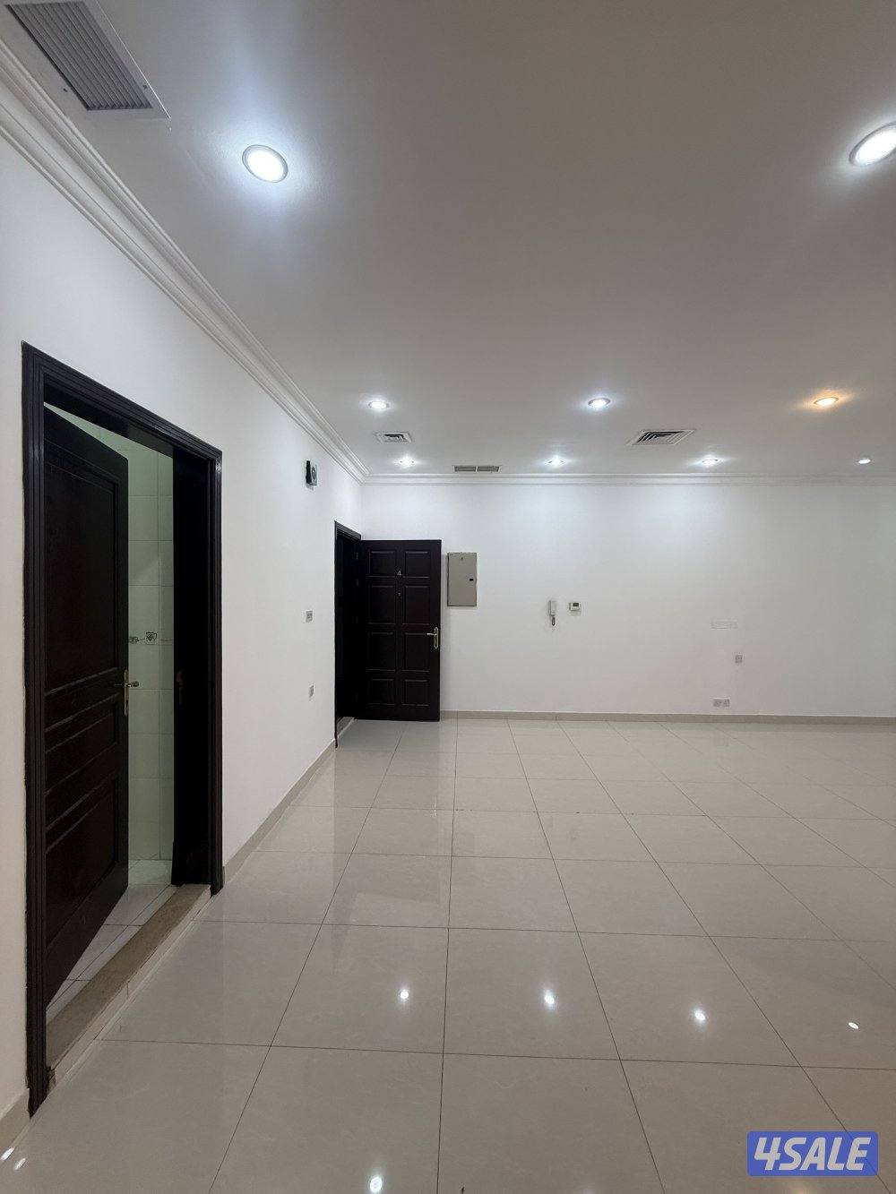 للإيجار شقة كبيرة باشبيلية ق1 مع غرفة غسيل وغرفة كوي0