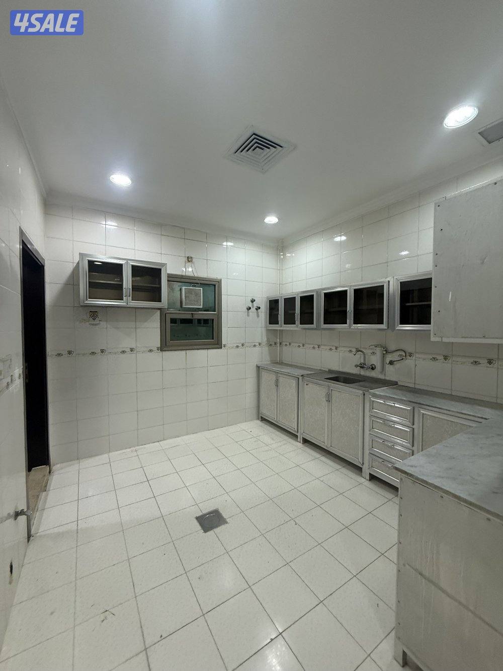 للإيجار شقة كبيرة باشبيلية ق1 مع غرفة غسيل وغرفة كوي3