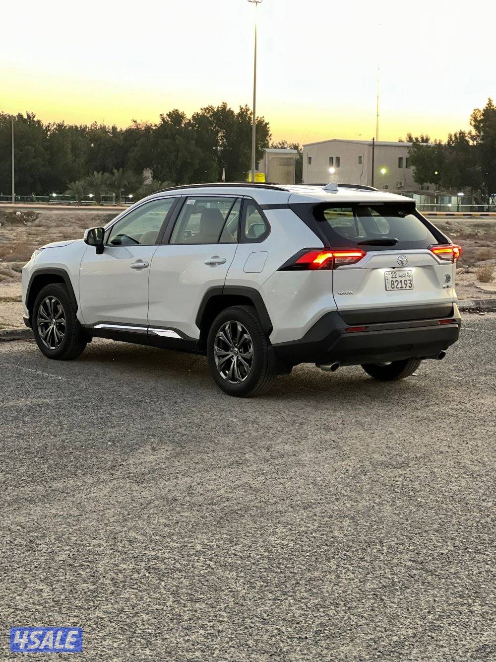 للبيع راف فور موديل 2024 للون ابيض صدفي كامل مواصفات0