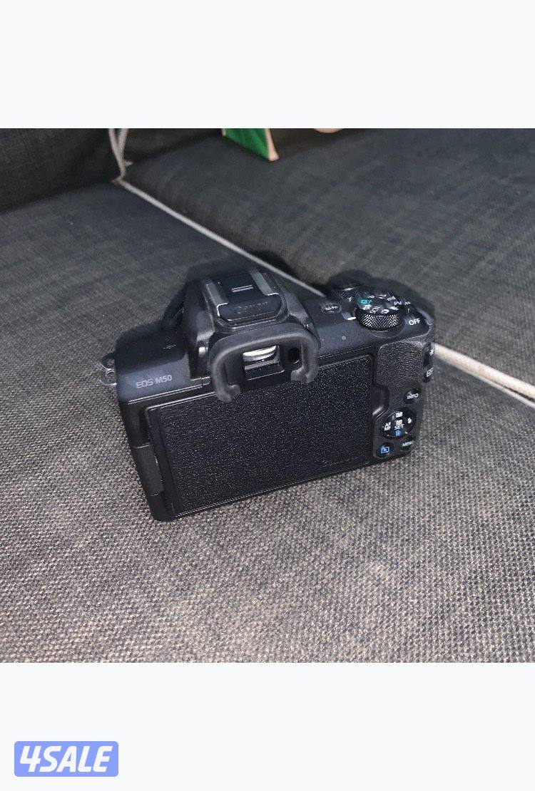 كاميرة EOS M500