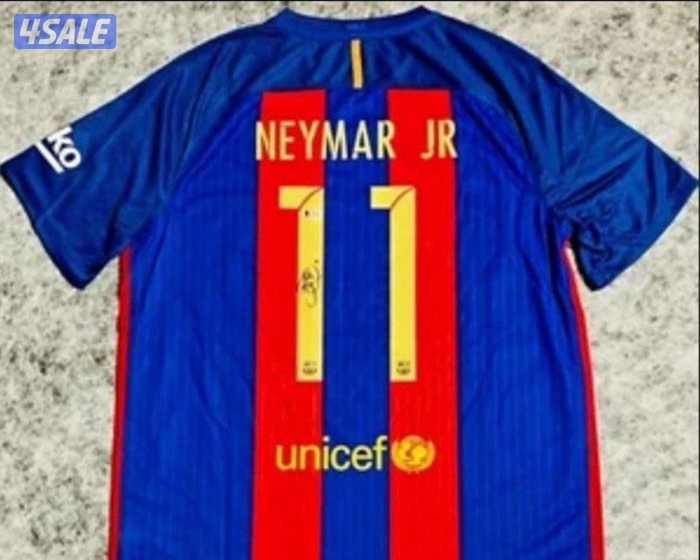 قميص موقع من الاعب نيمار0