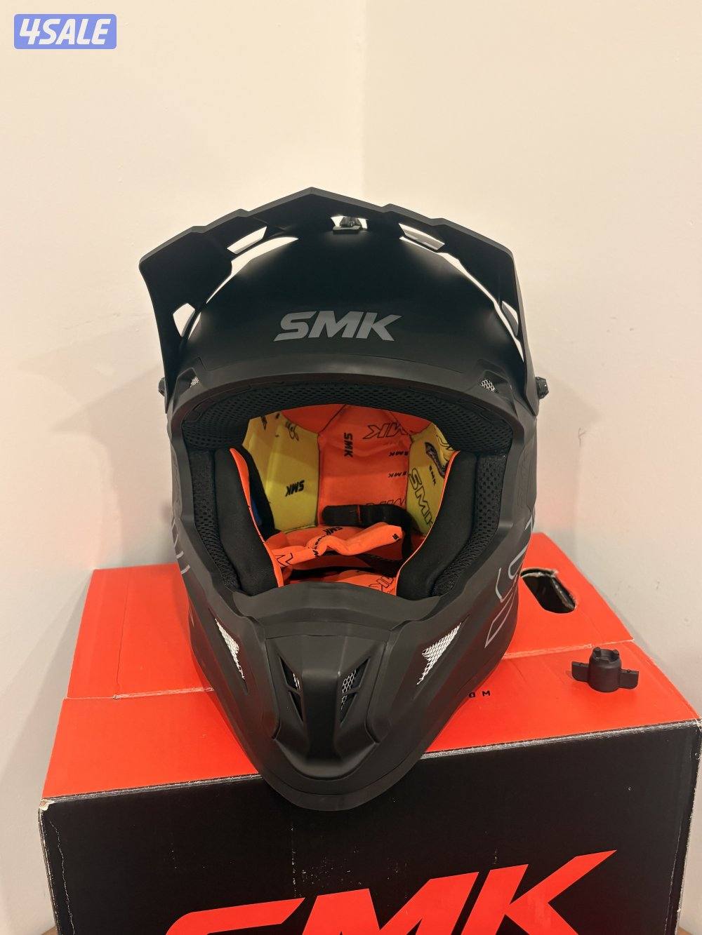 خوذه غير مستعمله مع كل ‏أغراضها الاصليه0