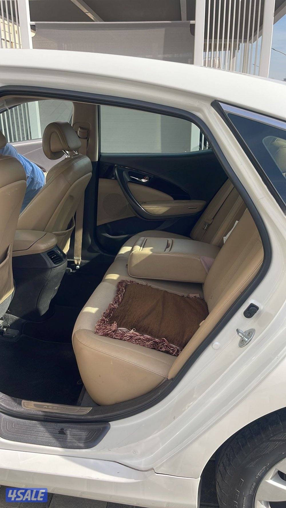 للبيع هيونداي أزيرا ٢٠١٤ اللون أبيض فيه أصباغ متفرقة1