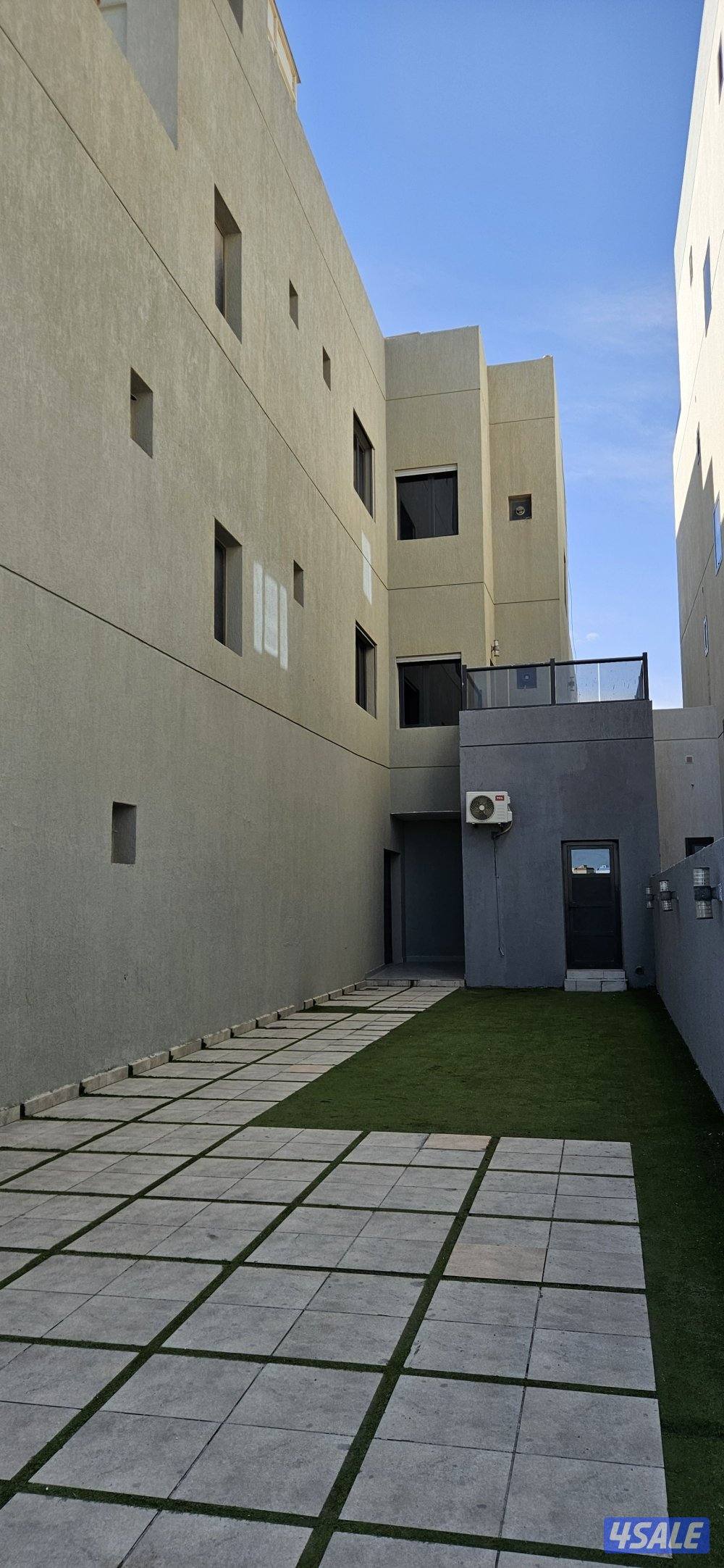 للبيع شاليه واجها شرقيه على البحر بالمرحله الثالثه قرب المول9