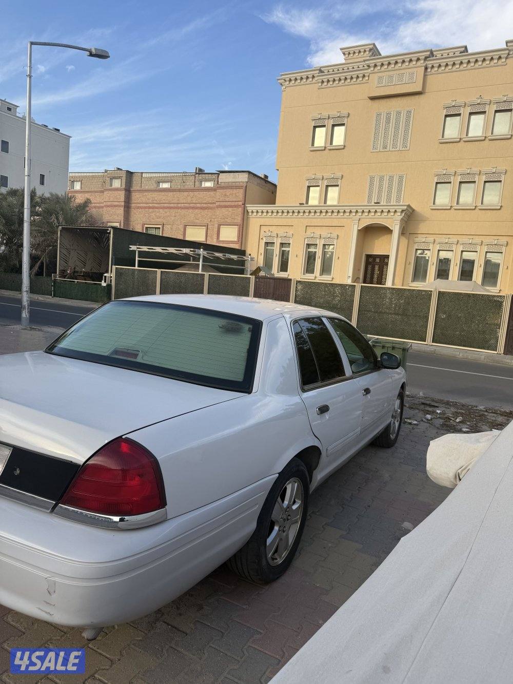 للبيع كراون فكتوريا صبغ الوكاله عدا قطعه شرط الفحص2