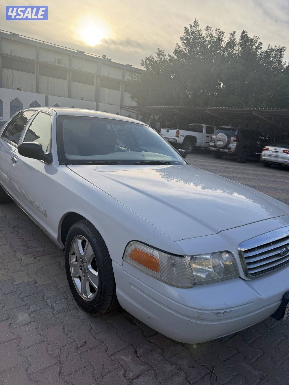 للبيع كراون فكتوريا صبغ الوكاله عدا قطعه شرط الفحص4