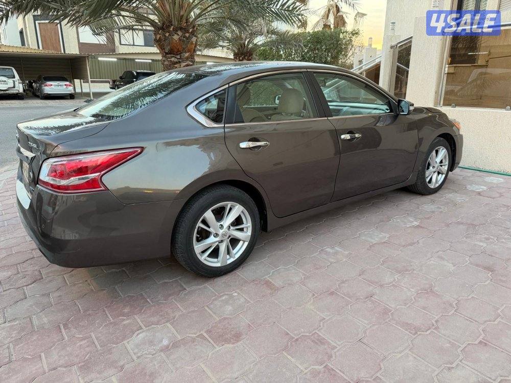 للبيع نيسان التيما موديل 2015 بني 4 سلندر0