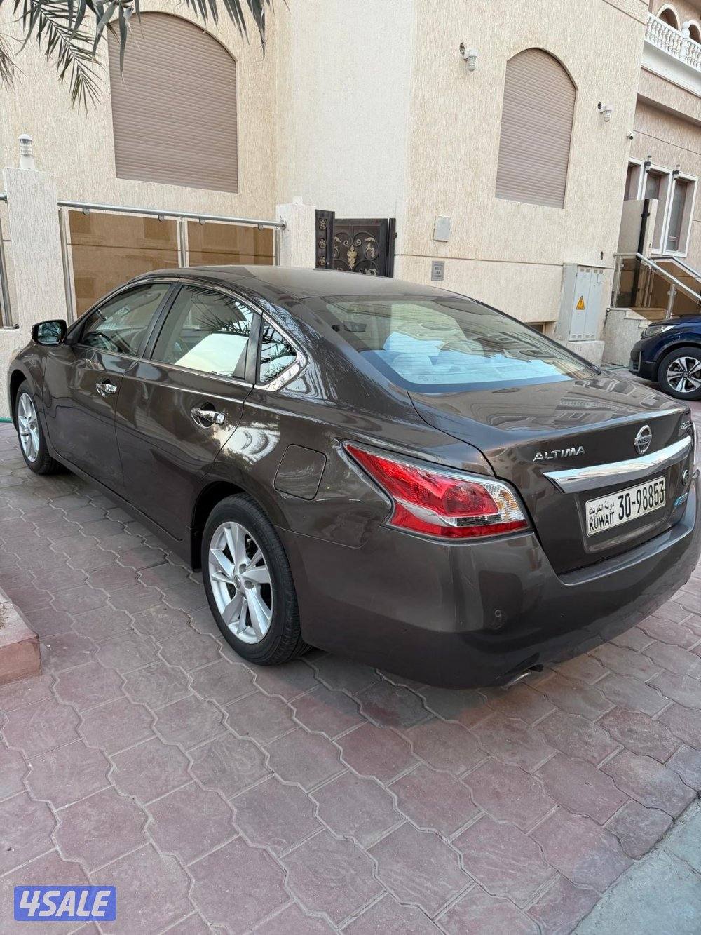 للبيع نيسان التيما موديل 2015 بني 4 سلندر1