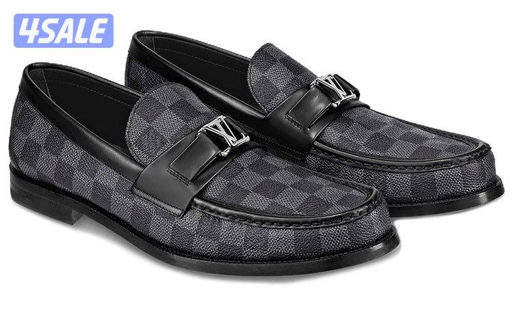 للبيع جواتي LV رسمي مقاس 44 اصلي مع الكرتون0