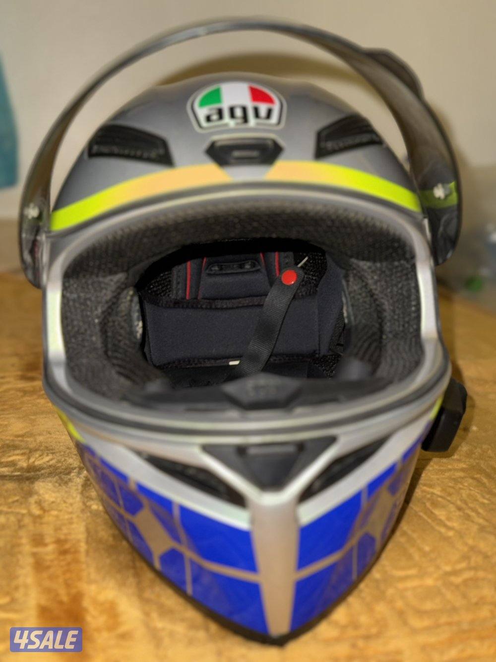 للبيع agv أصلي مع سماعه سينا اصليه1