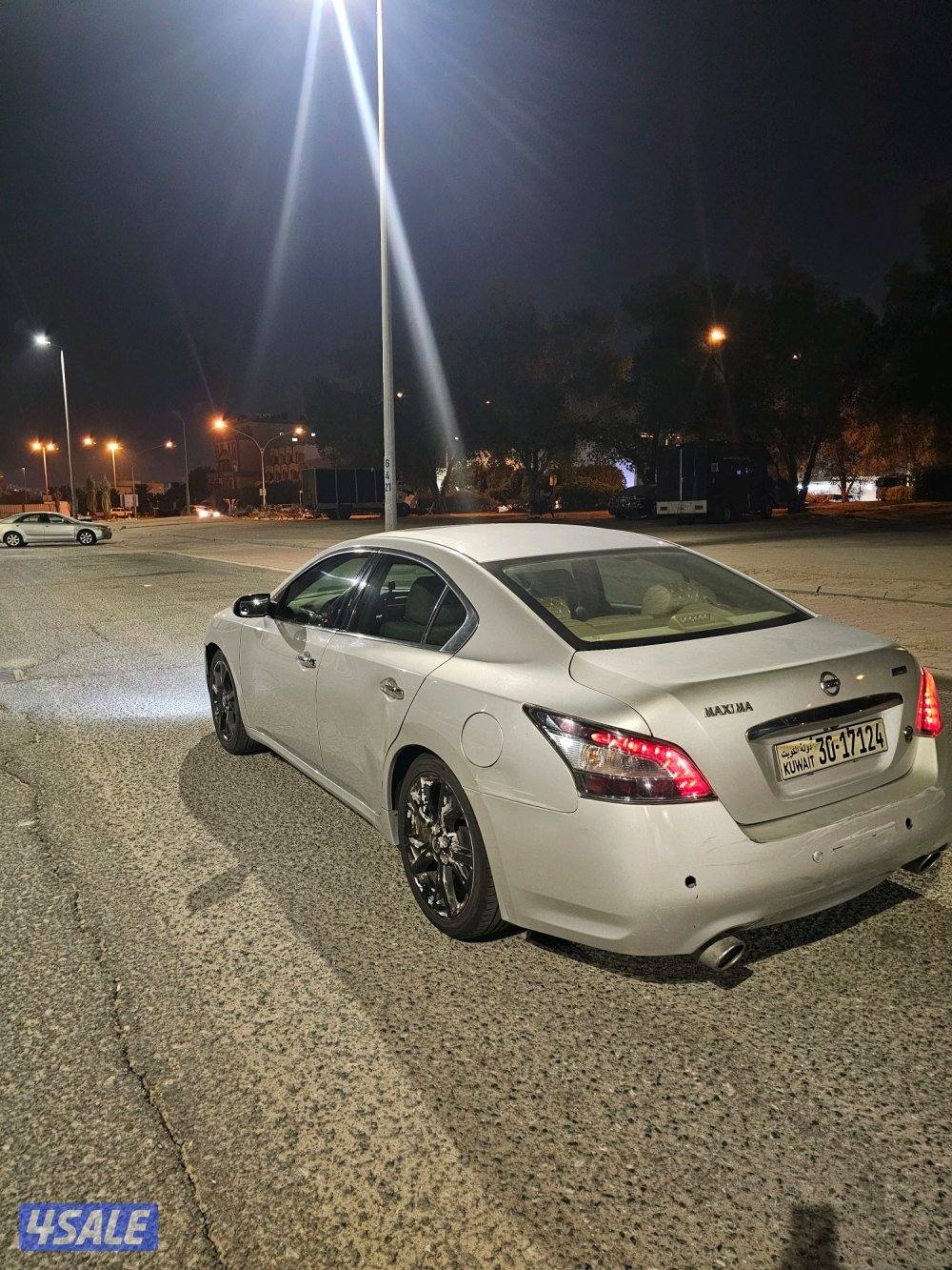 للبيع نيسان ماكسيما 2013  6 سلندر ... عداد 227 الف ...................2