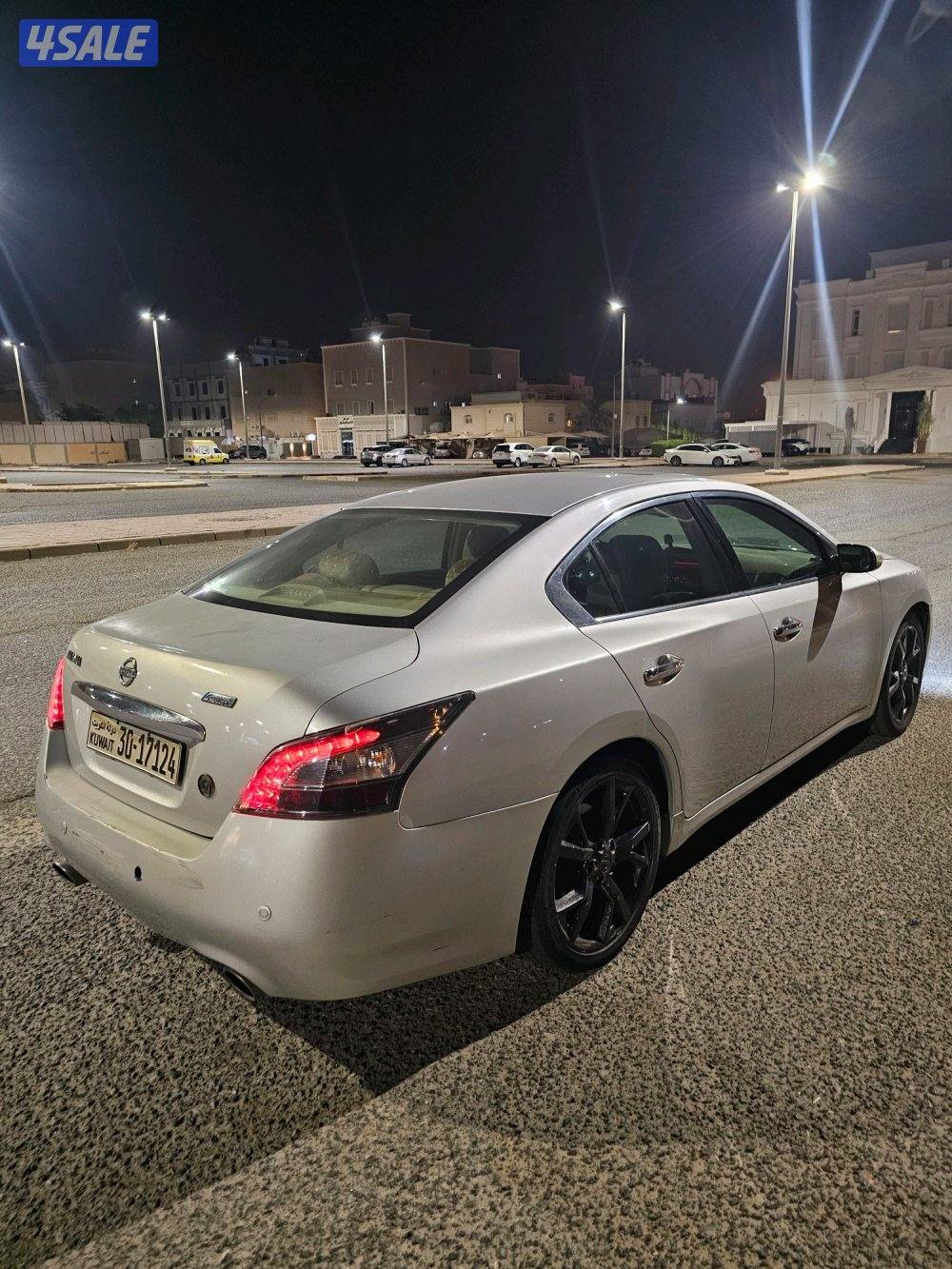 للبيع نيسان ماكسيما 2013  6 سلندر ... عداد 227 الف ...................4