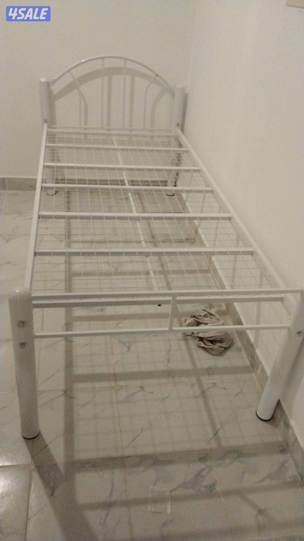 سرير حديد ومرتبه طبيه وبطانيه ومخده والملايات8