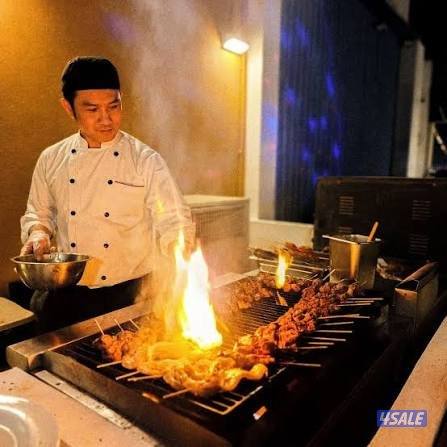 لديه خمس سنوات من الخبرة العملية كطاهٍ (باب/أوشي) في الكويت.3