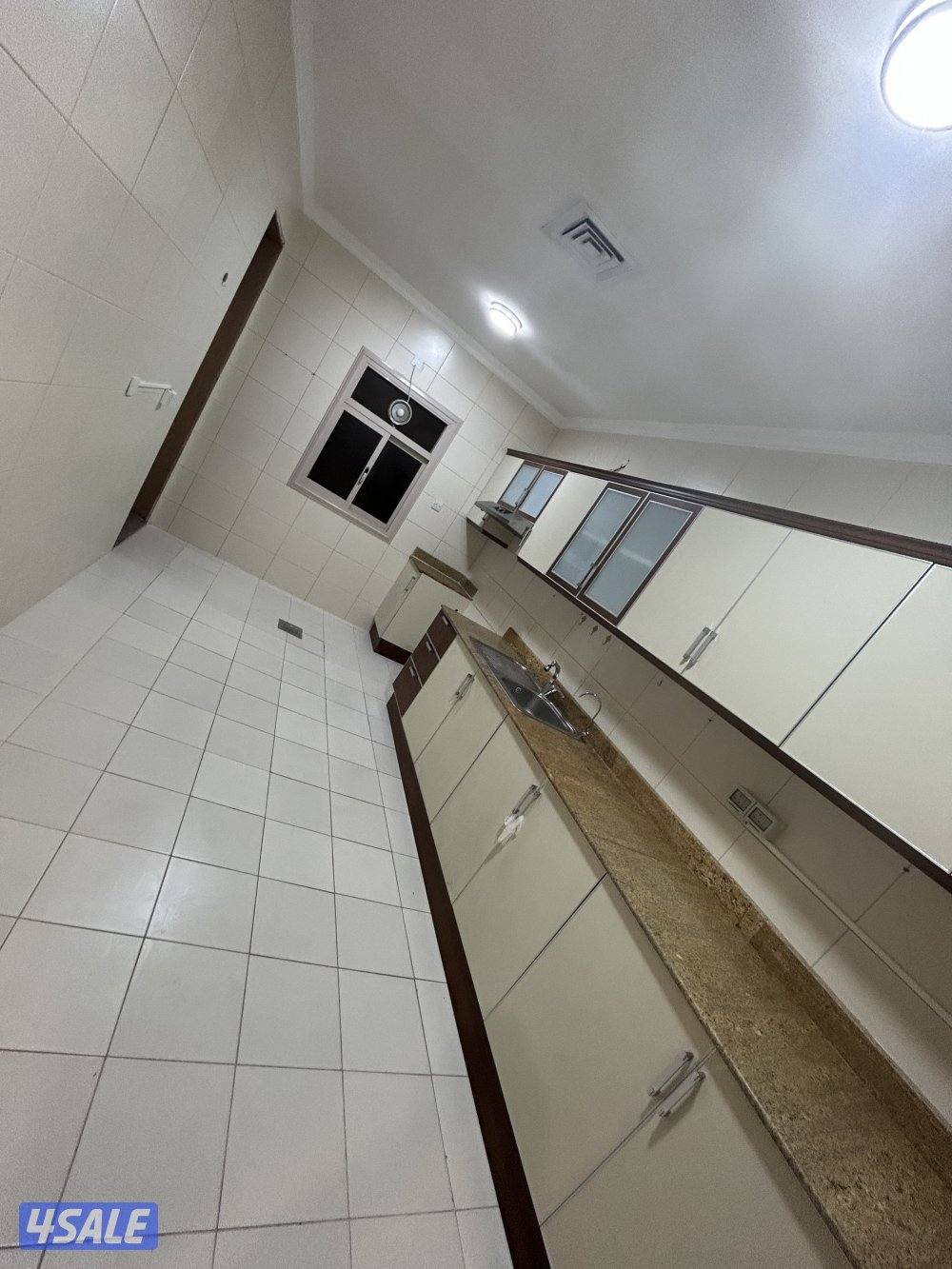 بالجابريه دوركبيييير مع غرفه سواق  ٤غ (٢منهم ماستر) وصاله و٤حمام1