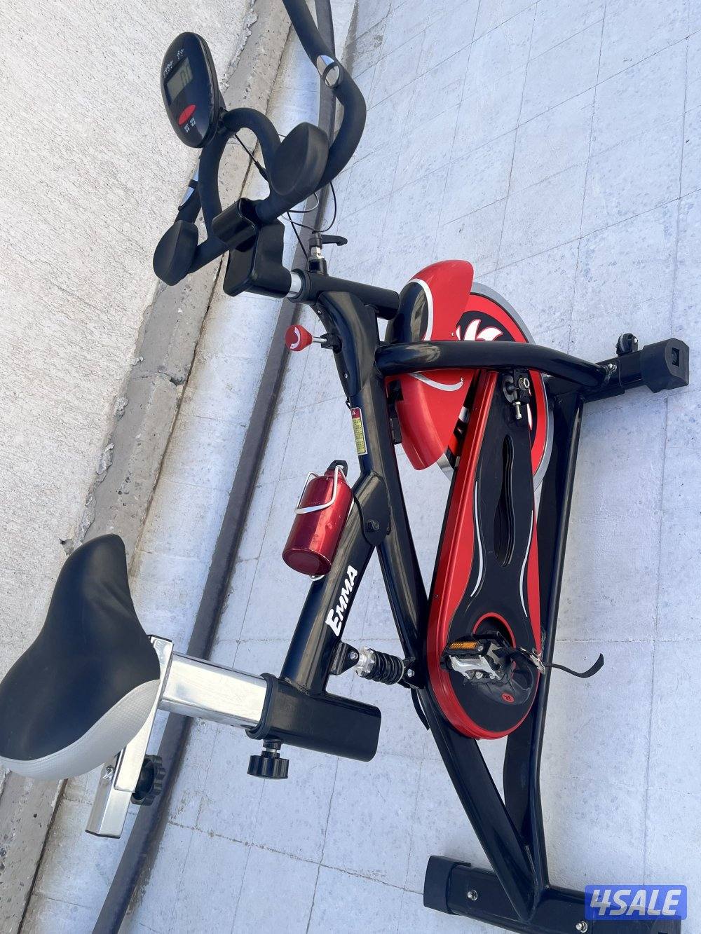 دراجة ثابته نظيفه جداً استعمال خفيف0