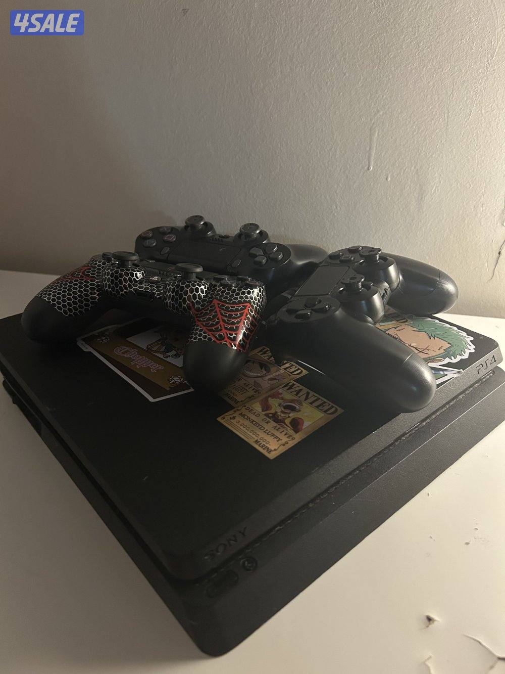 PS4 Slim مع يدتيين1