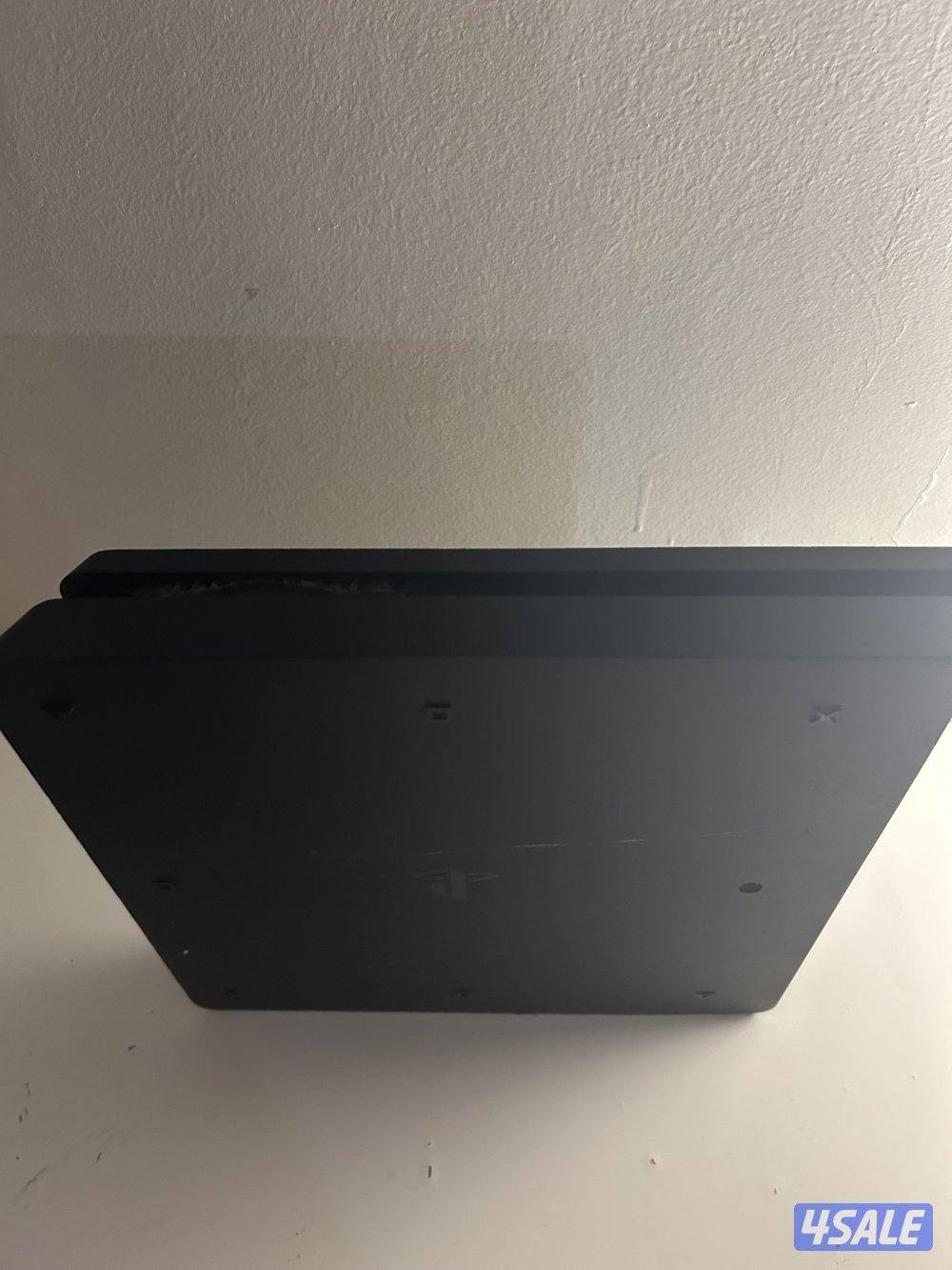 PS4 Slim مع يدتيين2