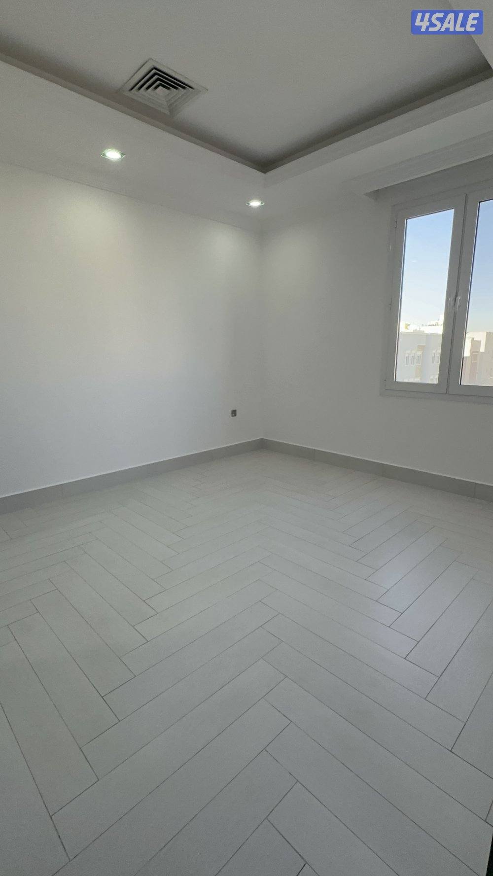 للايجار شقة بالعقيله مقابل الليوان مول4