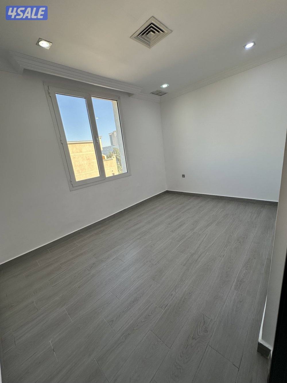 للايجار شقة بالعقيله مقابل الليوان مول5