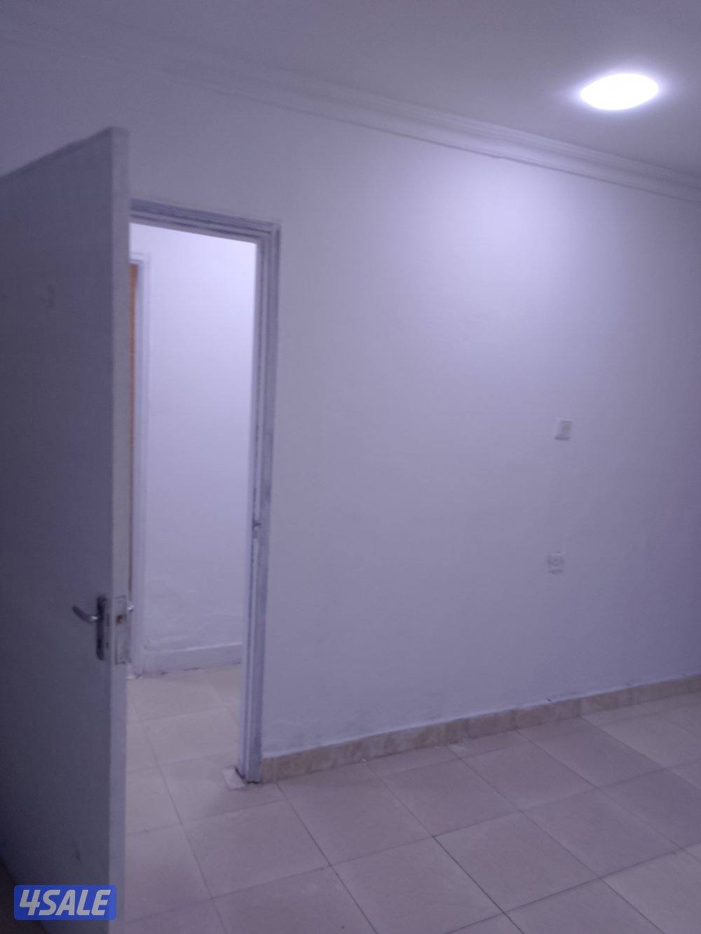 يوجد لدينا شقق غرفه وصاله ومطبخ وحمام تشطيب سوبر لوكس يوجد باركن السيا7