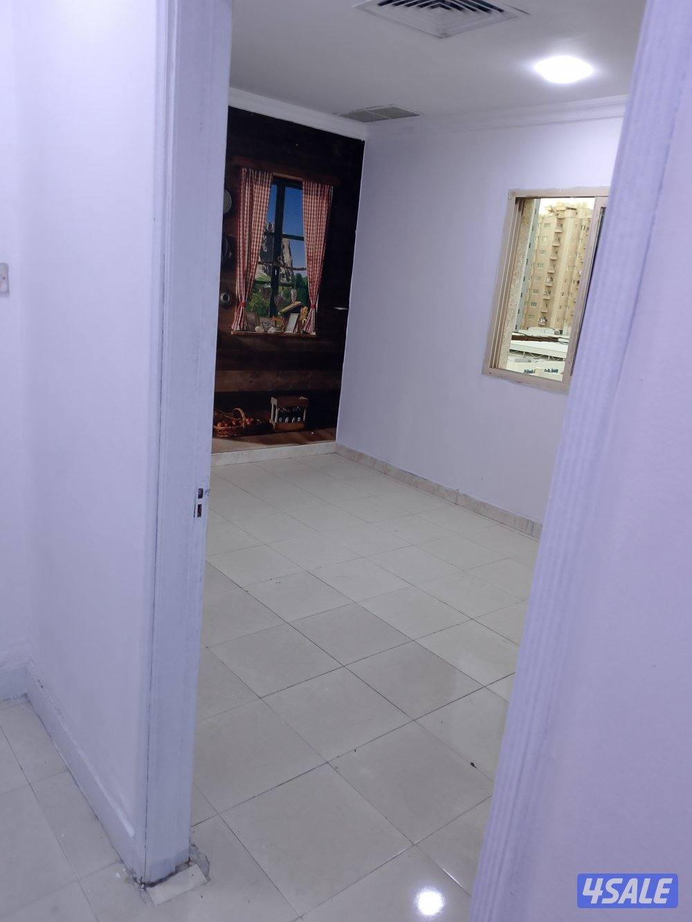 يوجد لدينا شقق غرفه وصاله ومطبخ وحمام تشطيب سوبر لوكس يوجد باركن السيا8